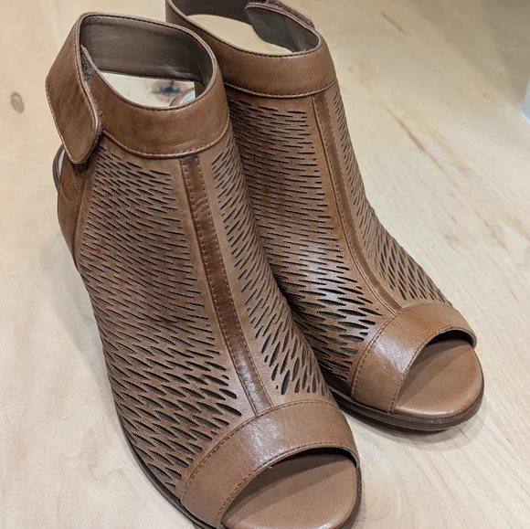 VINCE CAMUTO laser cut peep toe booties (size 8) - Picture 2 of 7